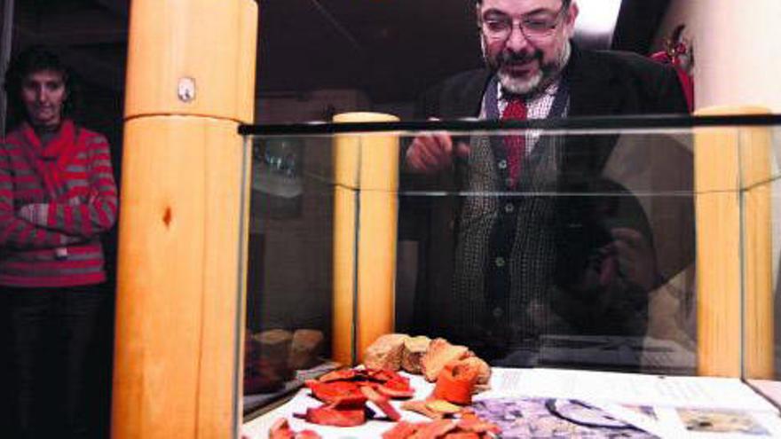 Jesús Liz observa restos cerámicos de la ciudad de «El Alba», junto a la directora del Museo, Rosario García.