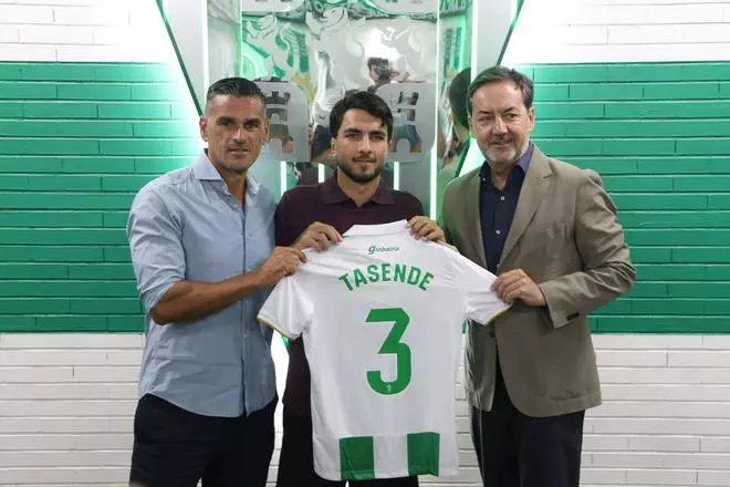 La presentación de Dani Tasende como jugador del Córdoba CF, en imágenes