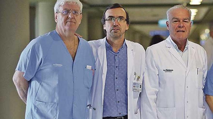 Julio Velasco, coordinador de trasplantes de HUSE, Gonzalo GÃ³mez y el jefe de UrologÃ­a Pedro PizÃ .