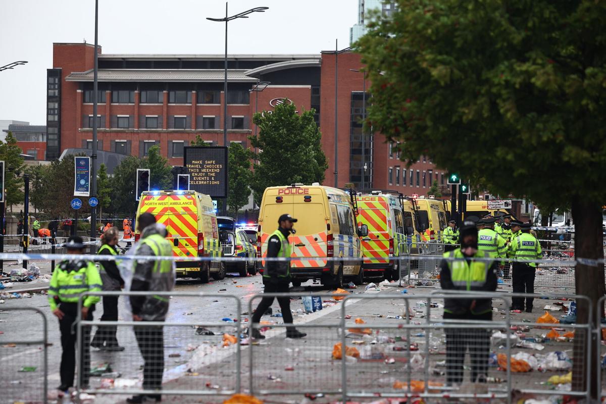 La escena donde un coche colisionó con los seguidores del Liverpool durante el desfile de la victoria en el centro de la ciudad de Liverpool, Gran Bretaña, 26 de mayo de 2025. Un hombre ha sido detenido tras la colisión con varios peatones durante el desfile de la victoria del Liverpool FC, dijo la policía de Merseyside. (Reino Unido) EFE/EPA/ADAM VAUGHAN