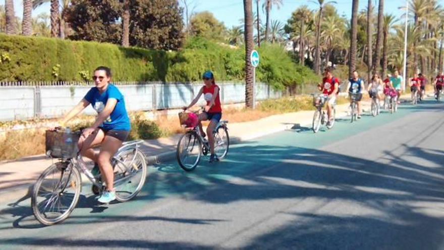 Obras que se siguen para habilitar el nuevo carril bici en la avenida de la Libertad.