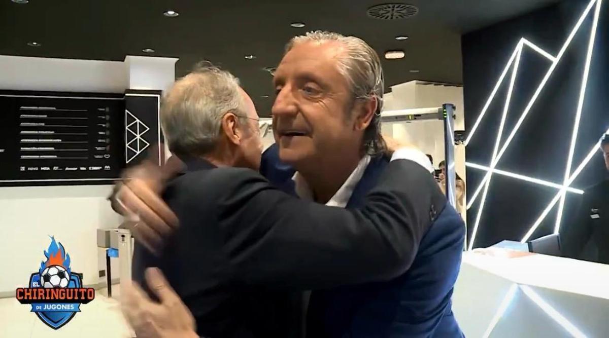 Josep Pedrerol se abraza a Florentino Pérez, anoche, en La Sexta