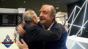 Josep Pedrerol se abraza a Florentino Pérez, anoche, en La Sexta