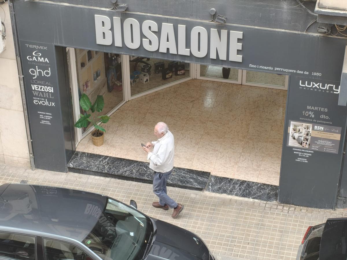 Un hombre pasea con chaqueta por Xàtiva, en una imagen captada hoy.