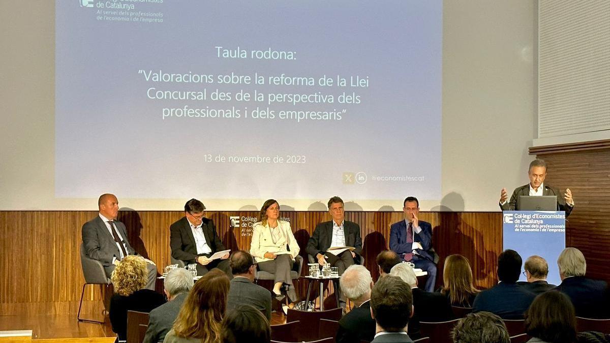 Josep Pujolràs (Roca Junyent), Antoni Cañete (Pimec), Yolanda Ríos (magistrada), Josep Guardiola (Cercle dEconomia) y Cristian Valcárcel (RCD), en el debate organizado por el Col·legi dEconomistes.