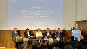 Josep Pujolràs (Roca Junyent), Antoni Cañete (Pimec), Yolanda Ríos (magistrada), Josep Guardiola (Cercle dEconomia) y Cristian Valcárcel (RCD), en el debate organizado por el Col·legi dEconomistes.