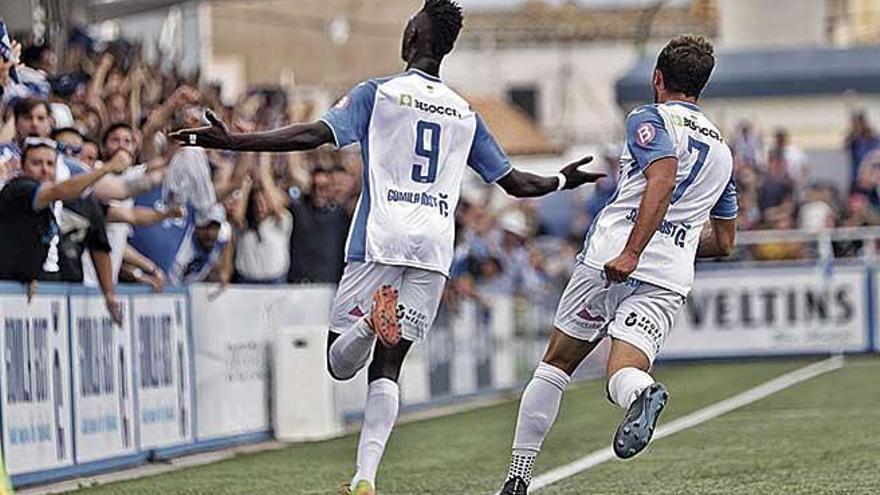 Nuha Marong celebra con la afición el gol de la clasificación ante el Melilla.