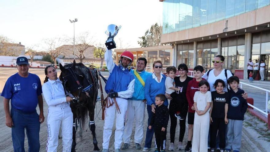 Un triunfo para el recuerdo en Manacor: Jaume Fluxà gana y señala al cielo en honor a su padre