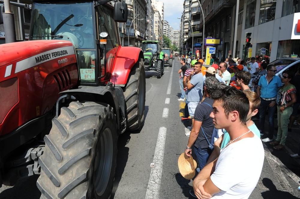 La Gran Vía de Murcia, paralizada por los agricultores