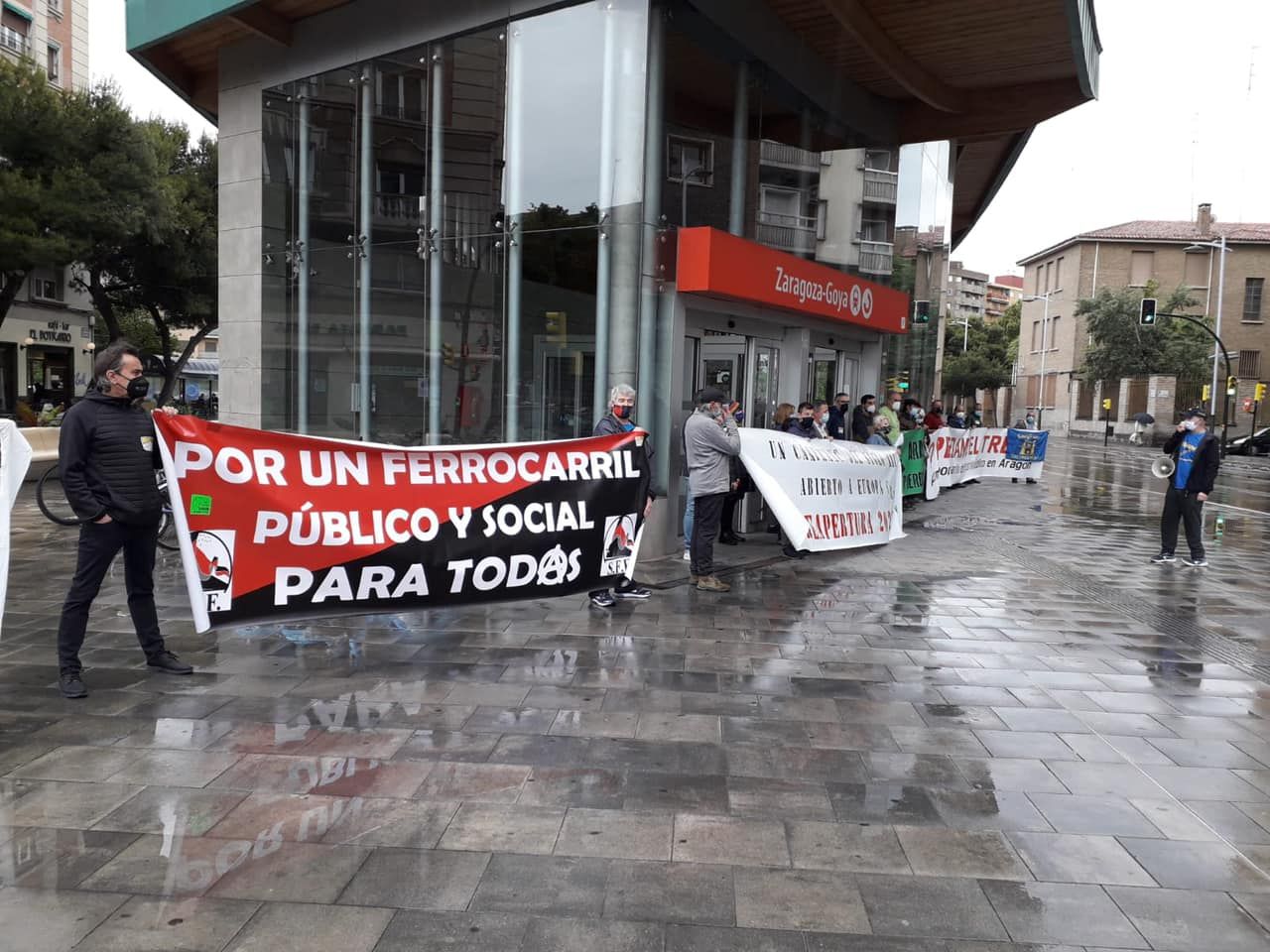 Cientos de personas claman por el futuro del tren en Aragón