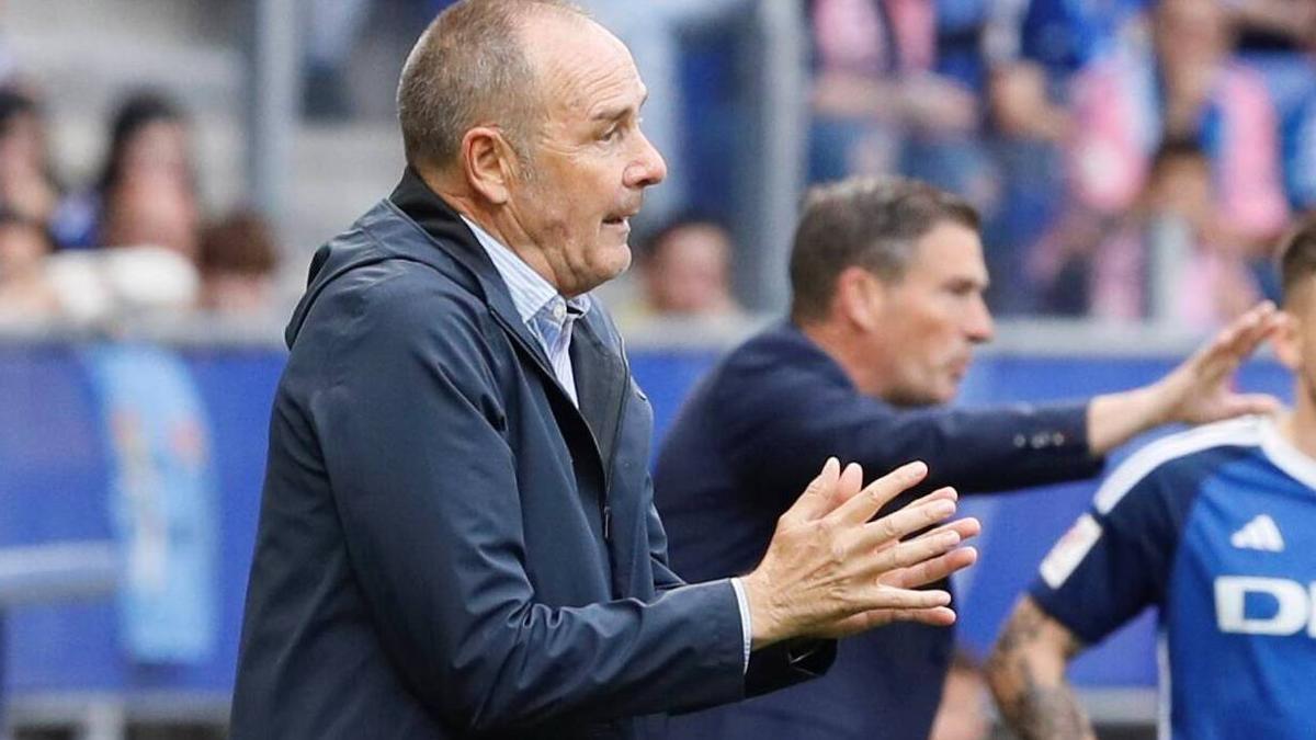Víctor Fernández da instrucciones a sus jugadores en el Tartiere.