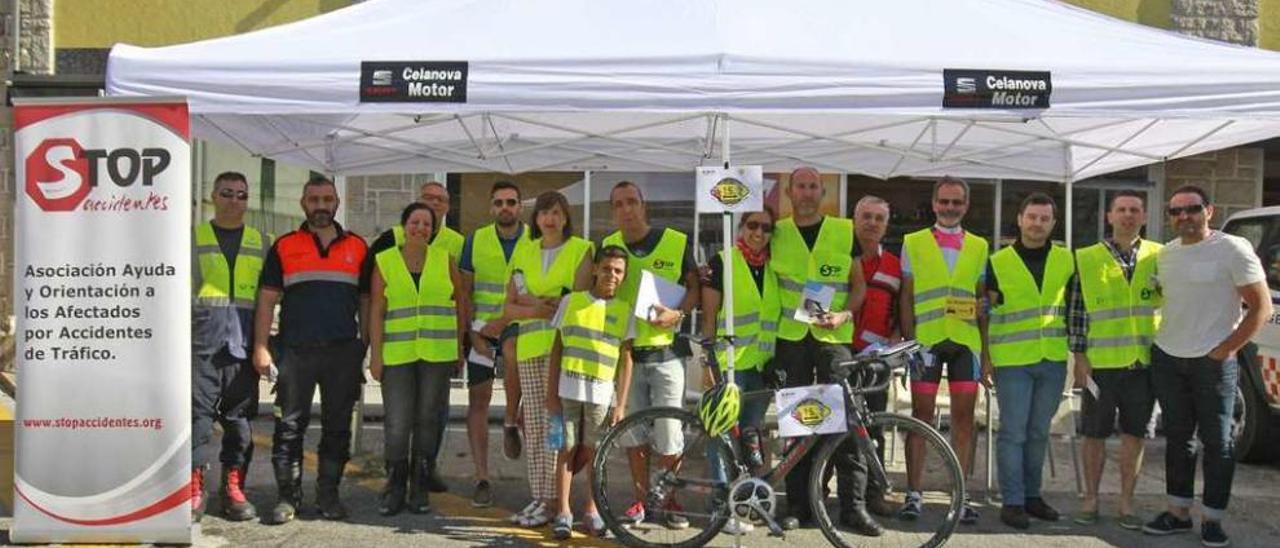 Los colaboradores de Stop Accidentes posan en el estand situado en la E.S. de O Pino. // Jesús Regal