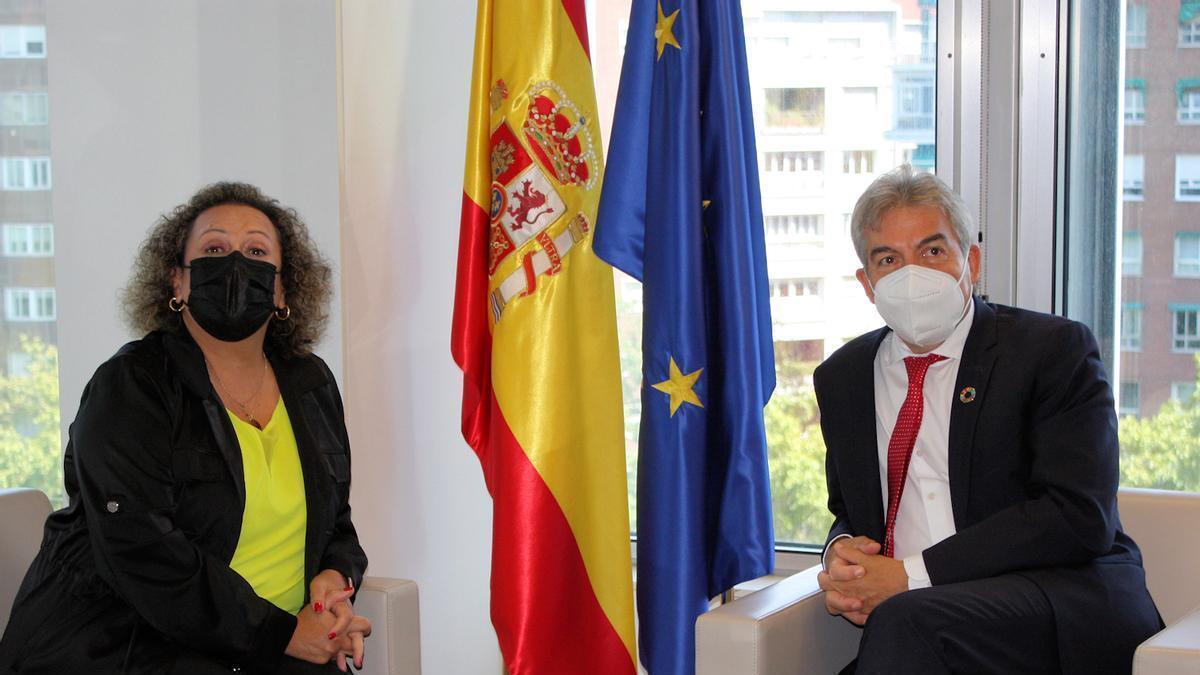 Yolanda Muñoz y Lucrecio Fernández en la sede del Sepes.