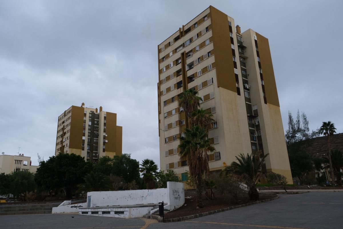 Un edificio pendiente de rehabilitar en Jinámar.