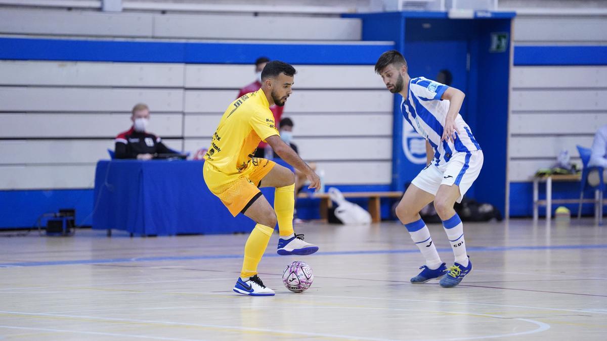 Un jugador del Peñíscola Globeenergy  controla el balón ante la presión del futbolista rival.