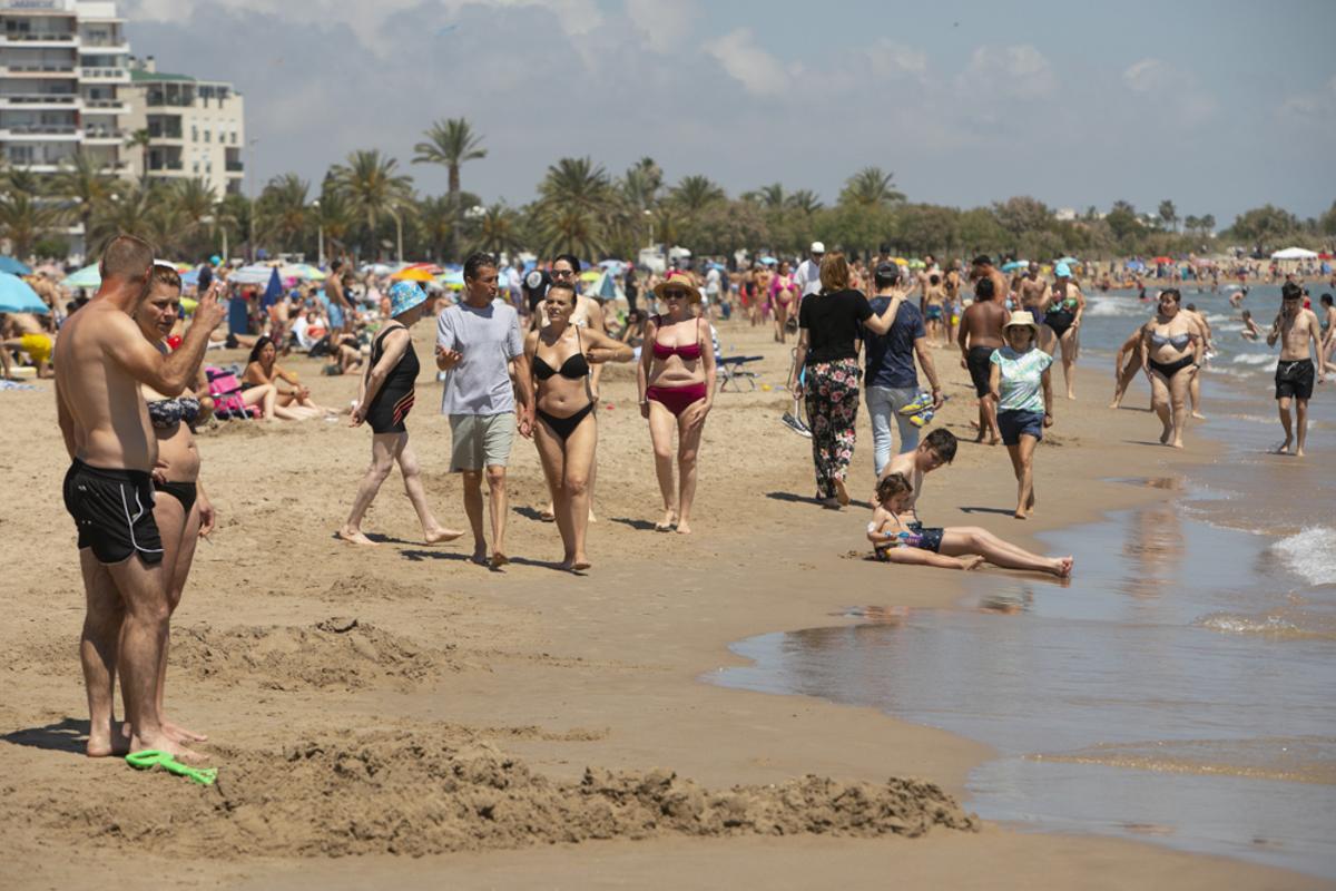 El puente y las altas temperaturas hacen que parezca agosto en la playa del Port de Sagunt