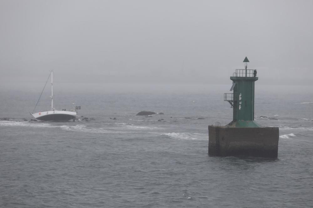 Rescate de un marinero en la playa de Poniente