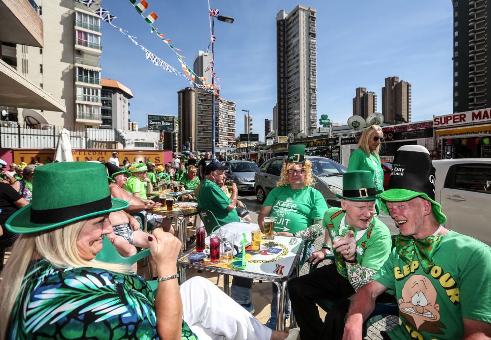 Cientos de turistas y vecinos celebran la fiesta nacional irlandesa y tiñen las calles de verde