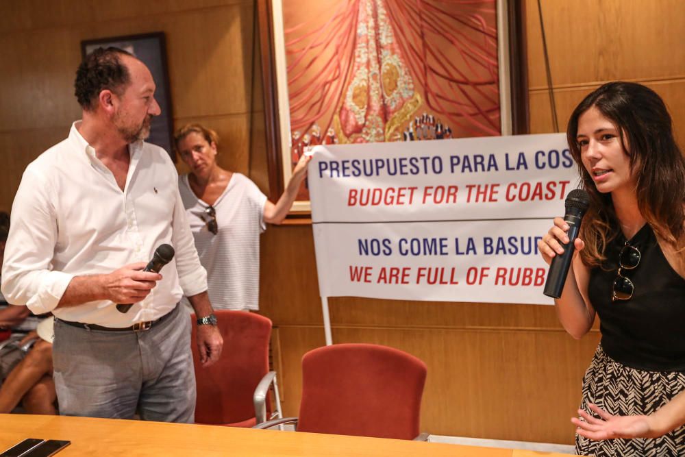 El alcalde de Orihuela Costa escucha las quejas de los vecinos sobre la limpieza