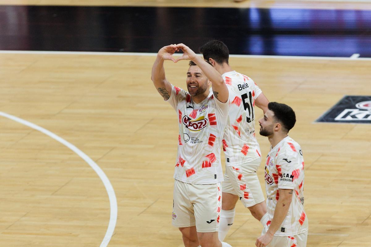 Rafa Santos celebra un gol ante la grada del Palacio