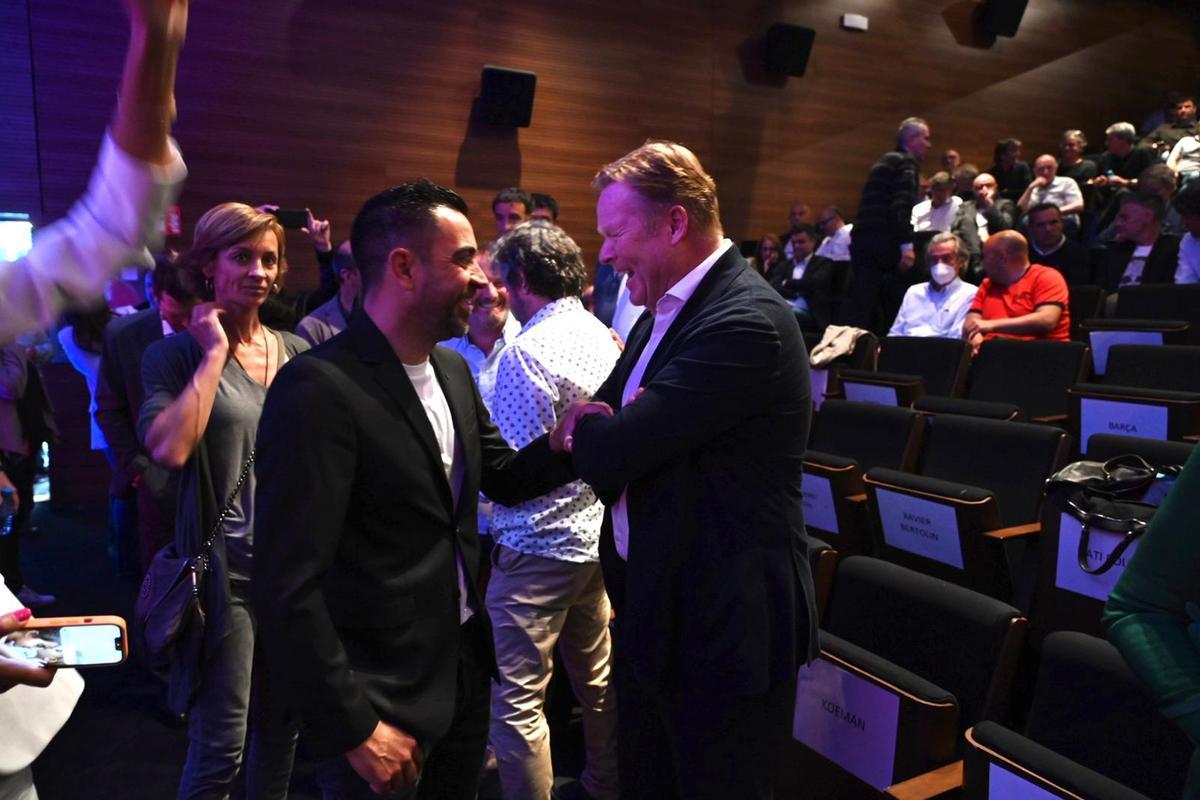 Ronald Koeman saluda a Xavi en el acto de Amics de Johan.