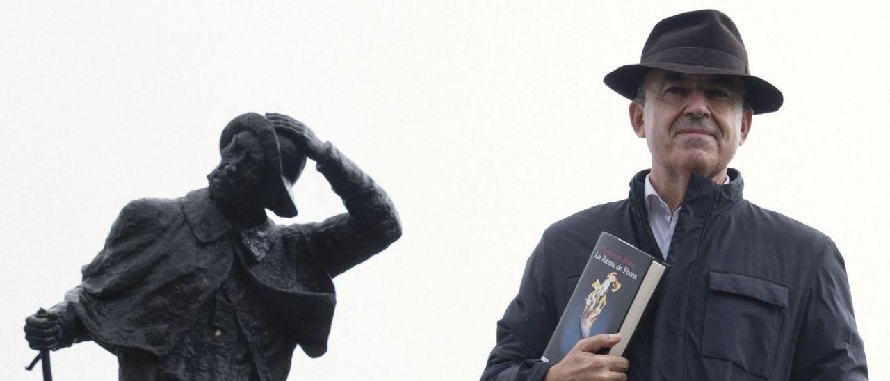 Lorenzo Silva frente al monumento al peregrino de Pedrafita do Cebreiro.