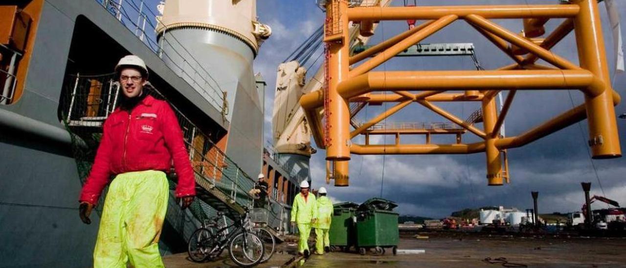 Carga en un barco de una pieza construida en Avilés diseñada para servir de base a una estructura eólica marina.