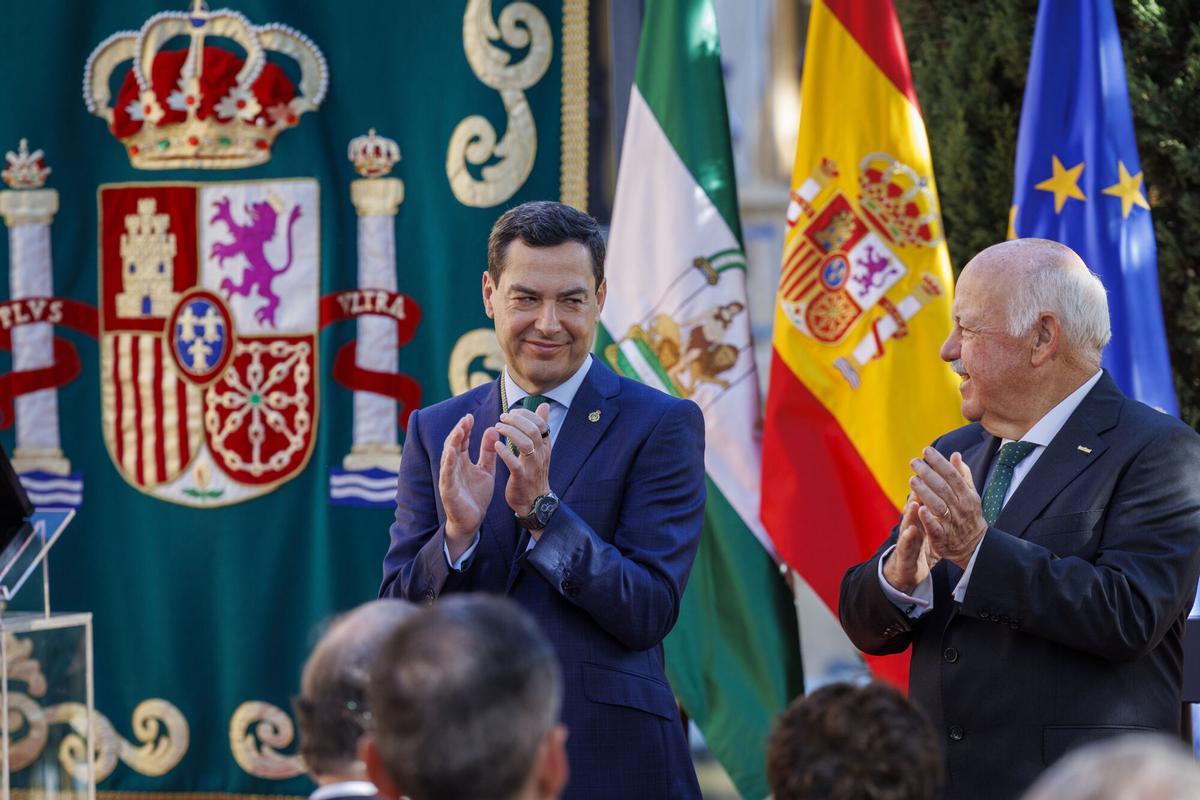 El presidente del Parlamento andaluz, Jesús Aguirre (d), aplaude al nuevo presidente de la Junta de Andalucía, Juanma Moreno.