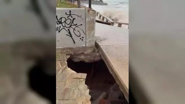 Graves destrozos en el paseo marítimo y la zona de vías del tren en Badalona a causa del temporal de levante