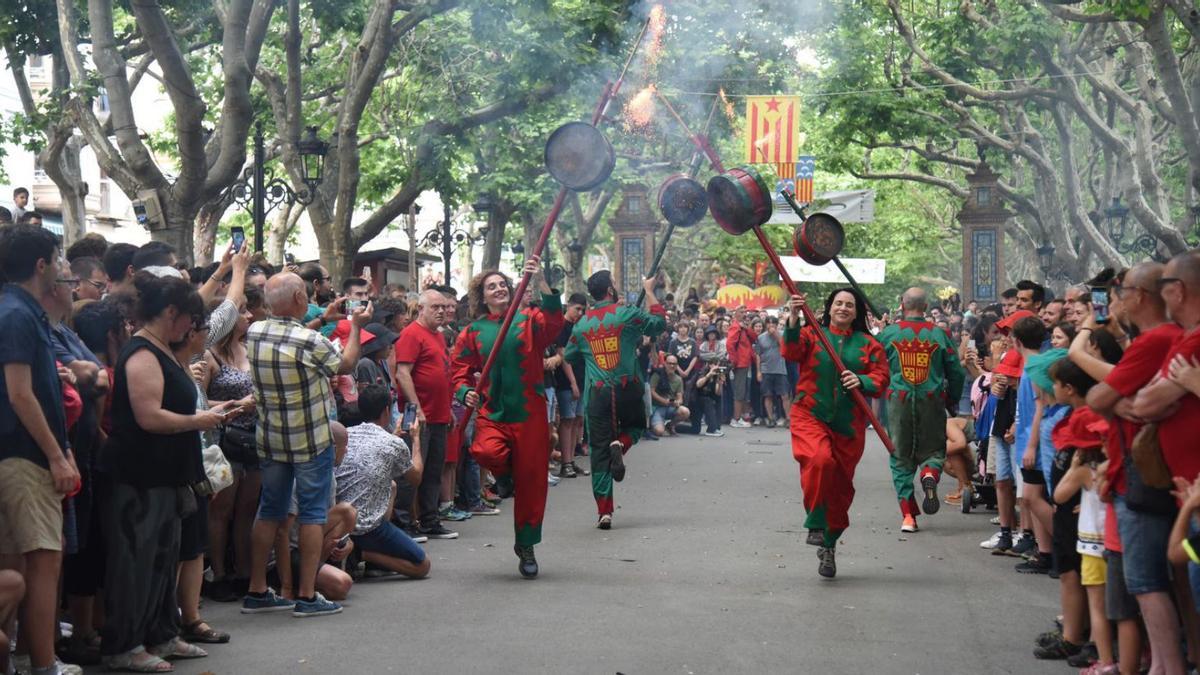 La tradicional cerimònia dels Quatre Fuets va omplir la plaça Viladomat durant el salt de maces  | ALEX GUERRERO