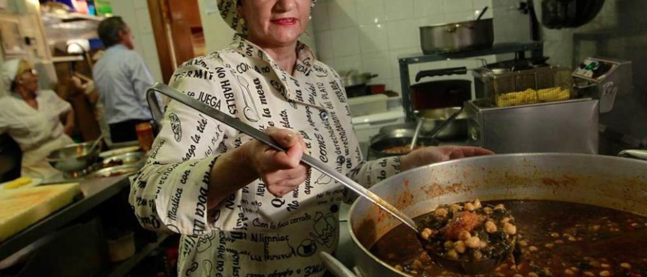 Rosa Vázquez, en El Acebo, con una olla de garbanzos.