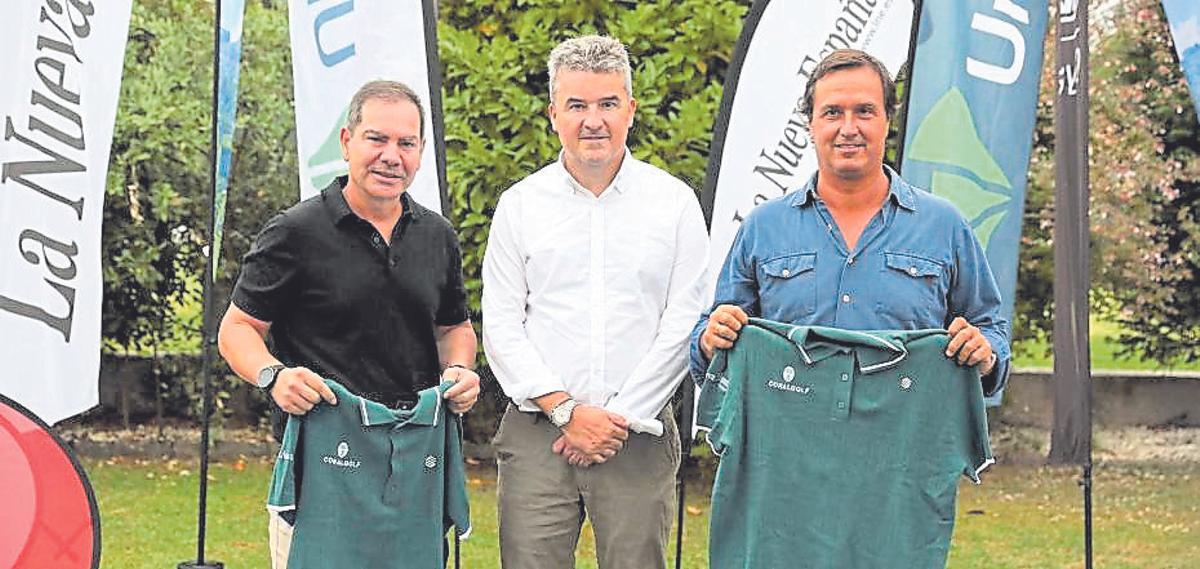 ganadores 3ª jornada. Gonzalo González Álvarez y Borja Rivero Armada, junto a Enrique Álvarez, director de Banca Privada de Gijón de Unicaja.