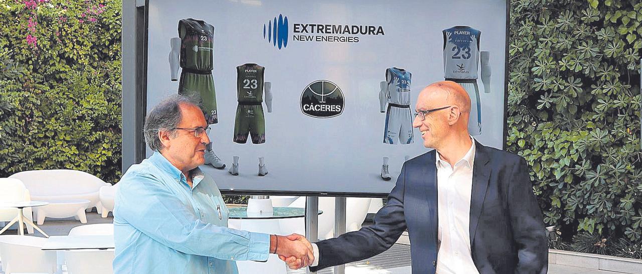 El presidente del Cáceres y el CEO de Extremadura New Energies se dan la mano tras el anuncio del patrocinio del equipo.