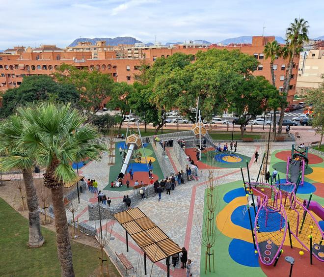 Un niño atrapado en el nuevo parque de San Blas exige la intervención de los bomberos