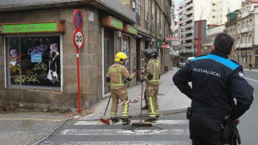 Bomberos y policía. |   // I. OSORIO