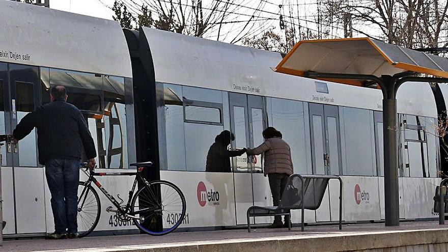 El metro a su paso por Alginet, en una imagen de archivo. | VICENT M. PASTOR