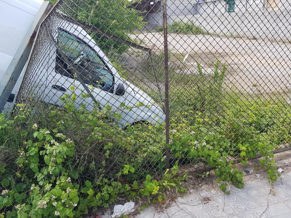 Una furgoneta s'encasta en una tanca de ferro a la Pujada Roja de Manresa