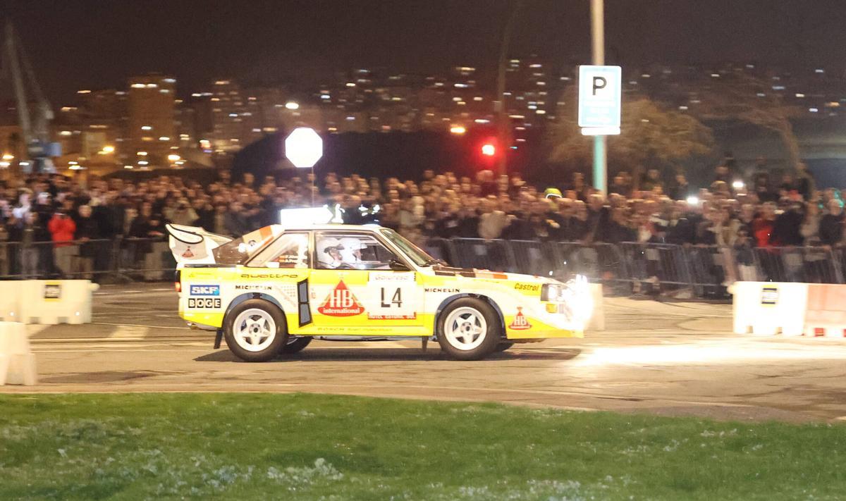 La trigésima edición del Rally de A Coruña arrancó este viernes con una presentación en O Parrote y una especial en el entorno del castillo de San Antón.