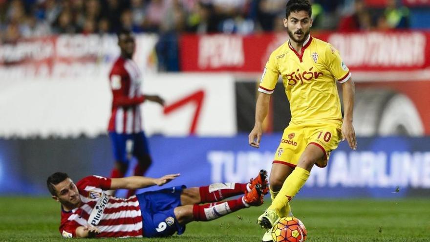 Nacho Cases supera a Koke en el partido ante el Atlético de Madrid. enrique de la fuente / sfp