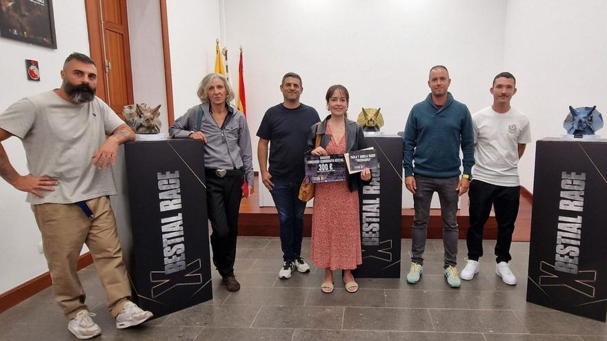 Imagen de la entrega del premio del Concurso de Arte Triceratops Bestial Race, ayer en la Oficina de Turismo de Arucas. | | LP/DLP