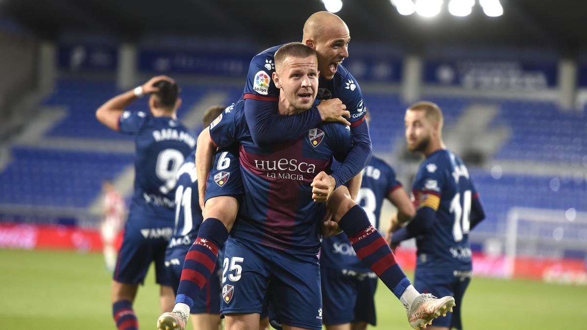 Sandro celebra con Vavro el gol de la victoria ante el Athletic