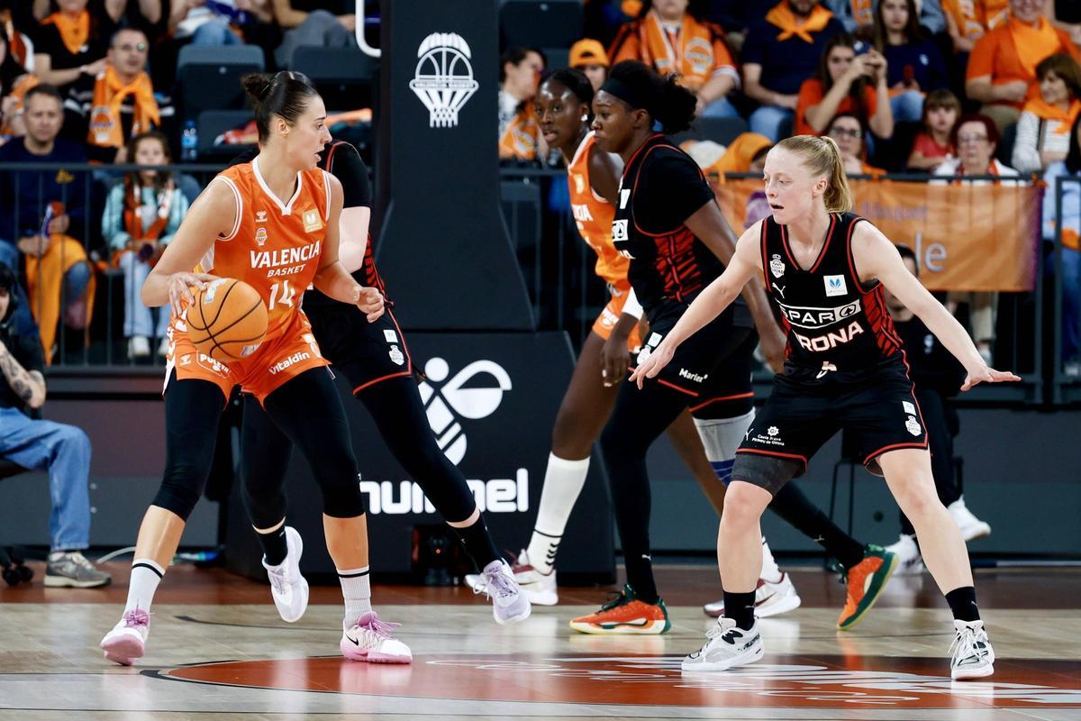 Raquel Carrera, defendida por Coulibaly en el Roig Arena.