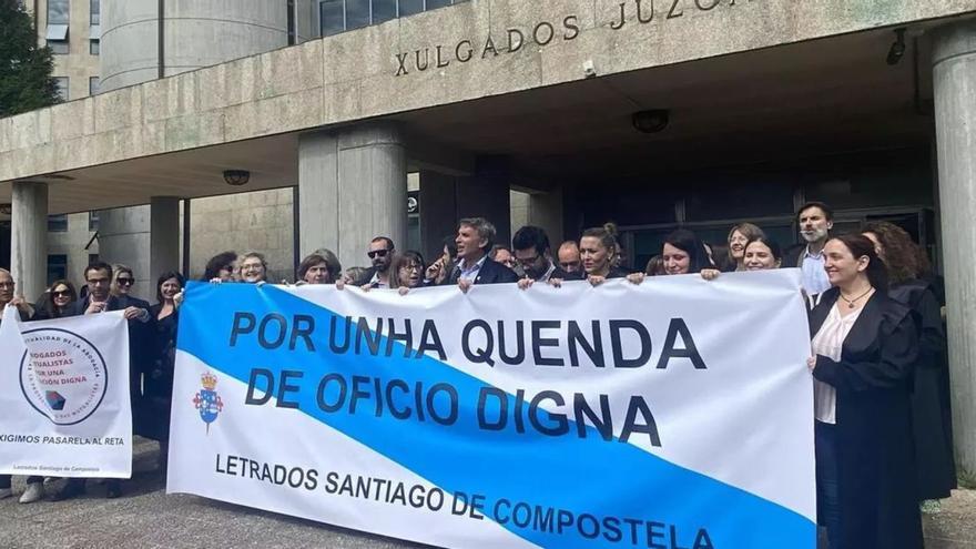 Una de las últimas concentraciones de los abogados de oficio frente a los juzgados de Fontiñas, demandando mejoras / e.p.