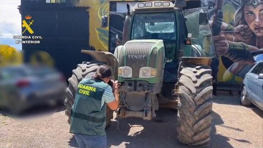 La Guardia Civil detiene a dos personas por el robo de un tractor y una máquina de elevación telescópica que trataron de vender posteriormente