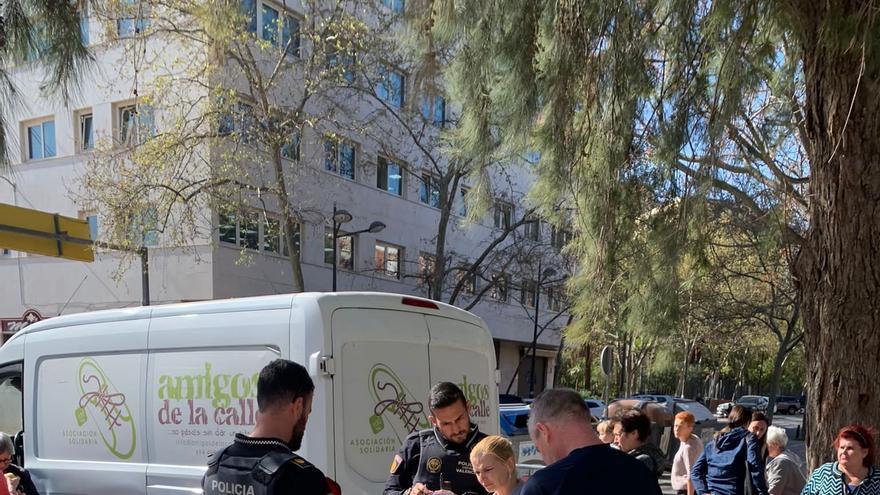 La Policía interrumpe un reparto de comida a familias vulnerables en València por la queja de un vecino