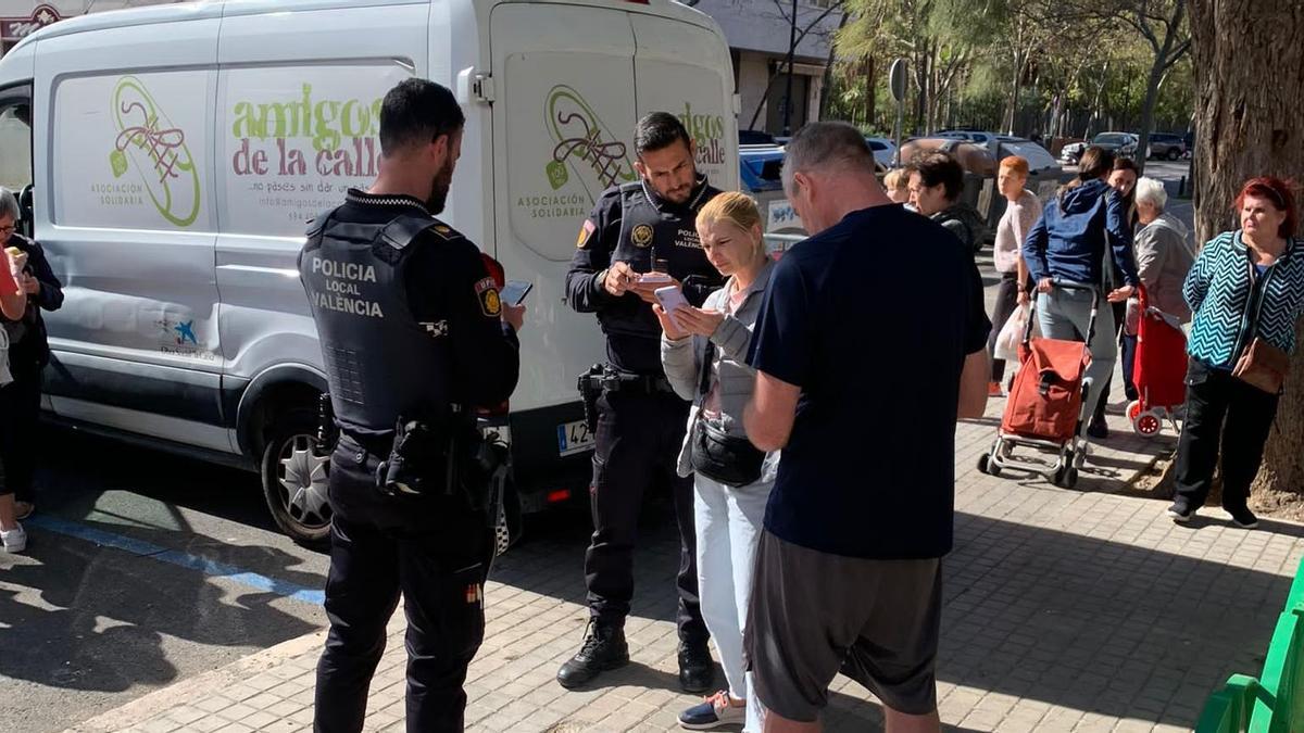 Imagen de la intervención policial mientras la asociación repartía alimentos.