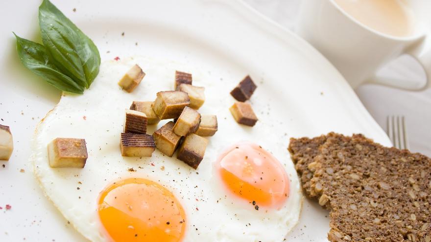 Adiós a freír los huevos en la sartén: así es la fórmula para hacer los huevos fritos perfectos