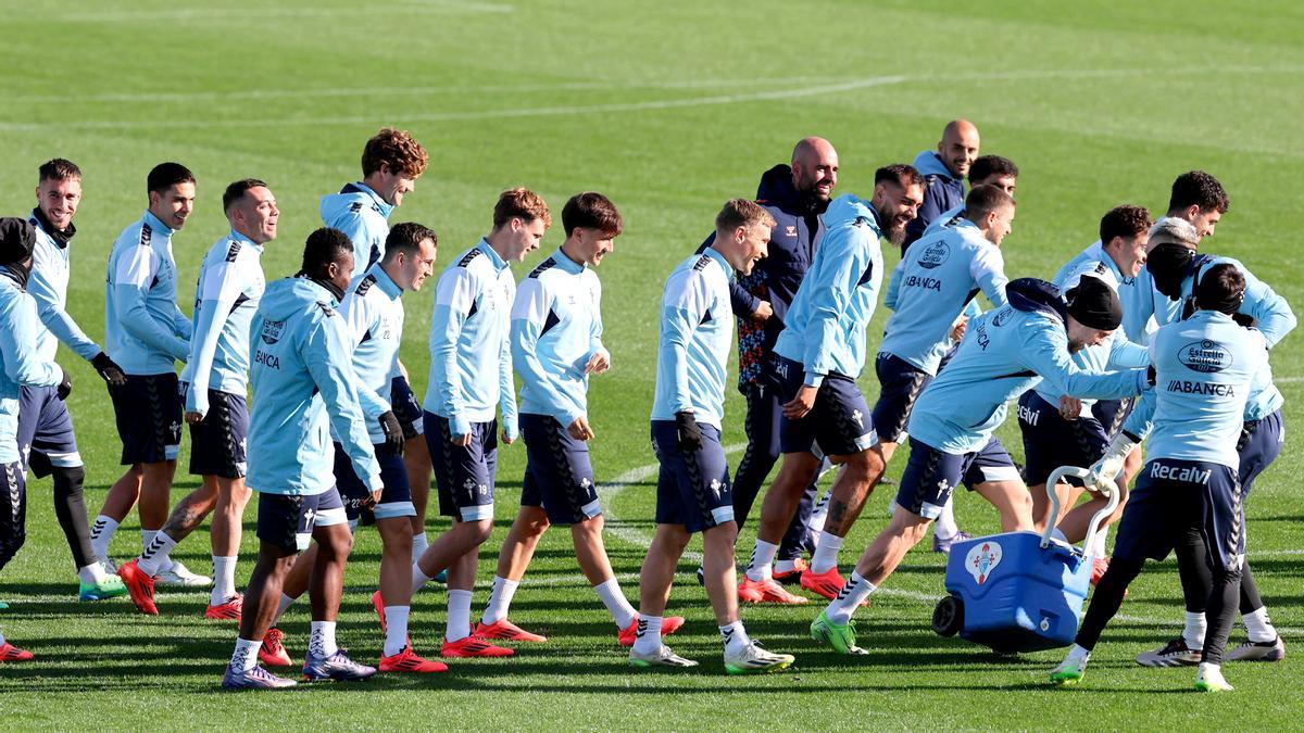 Claudio, en el centro, sonríe durante un entrenamiento del primer equipo,