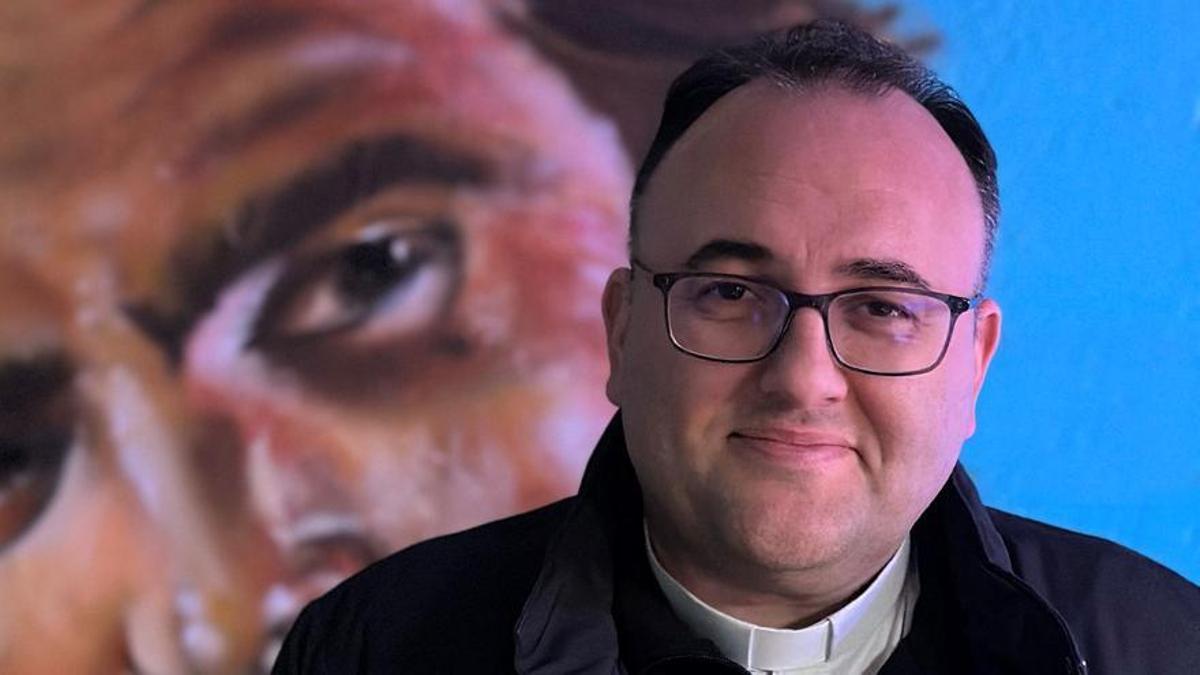 El sacerdote y profesor Sergio Codera, ante una imagen de Don Bosco.