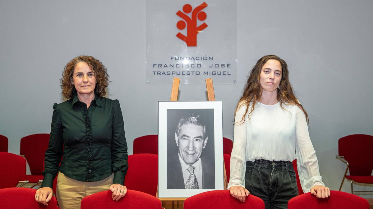 Lidia Rouco, a la izquierda, y Marta Ureña con un retrato de Traspuesto en el medio